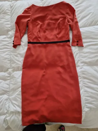 Vestido de fiesta color coral.