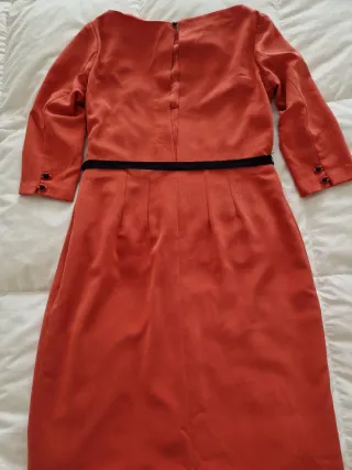 Vestido de fiesta color coral.