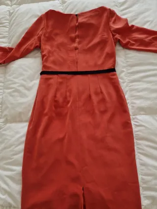 Vestido de fiesta color coral.