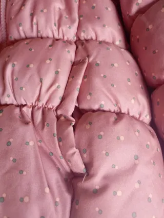 Chaquetón niña rosa con topitos