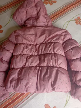 Chaquetón niña rosa con topitos