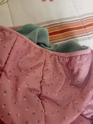 Chaquetón niña rosa con topitos