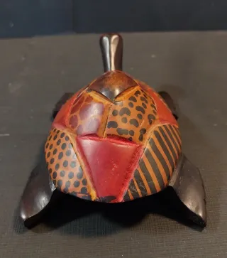 Tartaruga in legno decorata