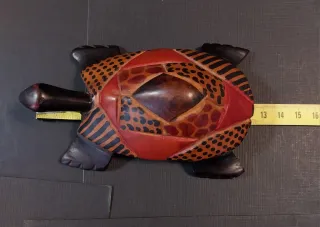 Tartaruga in legno decorata