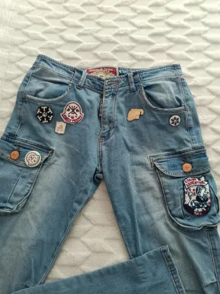 Pantalón pitillo con parches Es una 36 grande