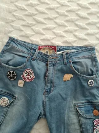 Pantalón pitillo con parches Es una 36 grande