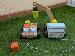 Grúa de madera con bloques magnéticos