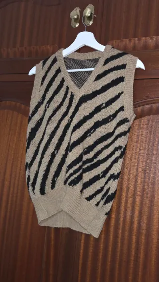 Chaleco de punto beige y negro
