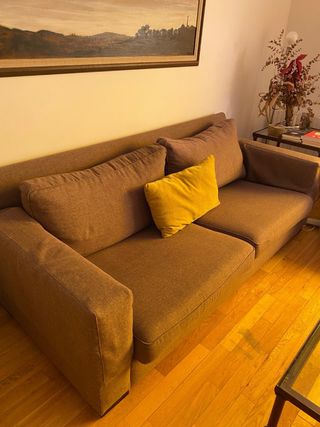 Sofá de tela marrón con cojines de El Corte Inglés