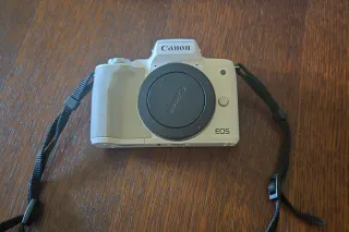 Canon M50 Mark I Blanca + Trípode Velbon