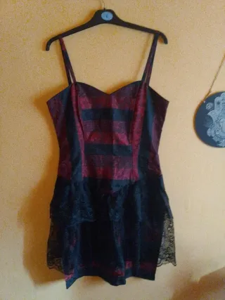 Vestido fiesta rojo y negro. encaje T.M