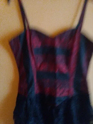 Vestido fiesta rojo y negro. encaje T.M