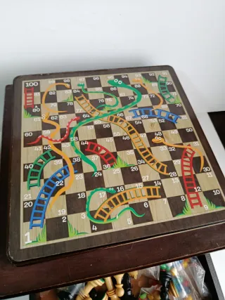 Set di scacchi con cassetto per pezzi e altri giochi