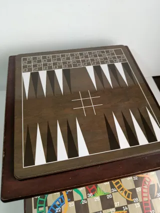 Set di scacchi con cassetto per pezzi e altri giochi