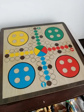 Set di scacchi con cassetto per pezzi e altri giochi