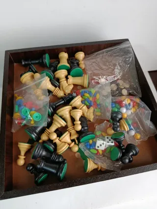 Set di scacchi con cassetto per pezzi e altri giochi