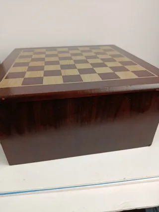 Set di scacchi con cassetto per pezzi e altri giochi