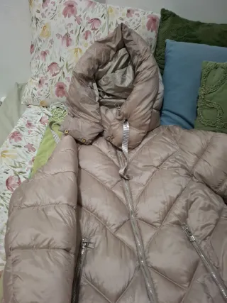 Chaqueta acolchada beige con capucha