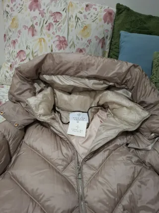 Chaqueta acolchada beige con capucha