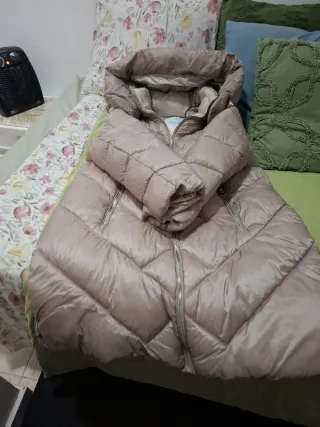 Chaqueta acolchada beige con capucha