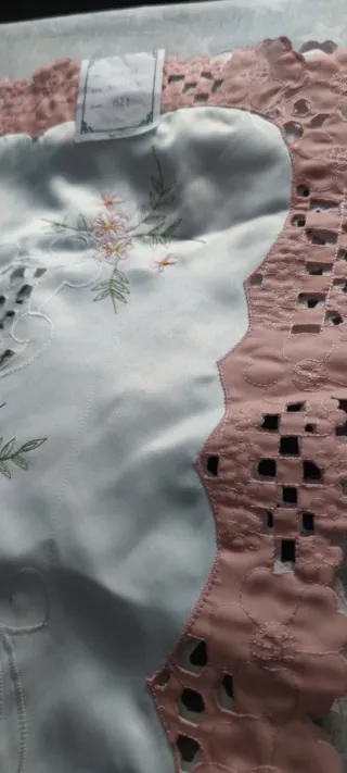 Nuevo sin estrenar. Mantel rectangular bordado