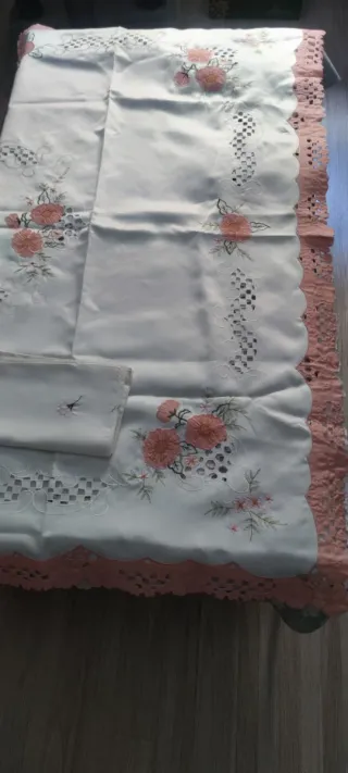 Nuevo sin estrenar. Mantel rectangular bordado