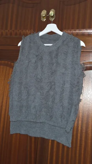 Chaleco gris con flecos