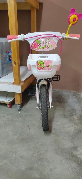 Bicicleta infantil rosa con cesta