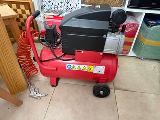 Compresor de aire rojo