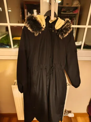 Parka negra con capucha y pelo
