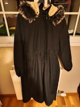 Parka negra con capucha y pelo