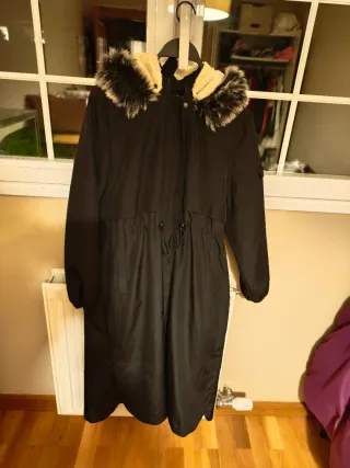Parka negra con capucha y pelo