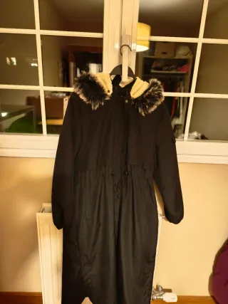 Parka negra con capucha y pelo