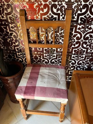 Silla pequeña de madera con cojín
