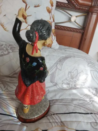 Figura de cerámica mujer bailarina