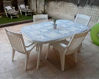 Mesa y 4 sillas de jardín