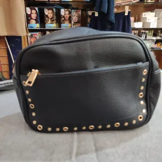 Bolso negro con tachuelas doradas
