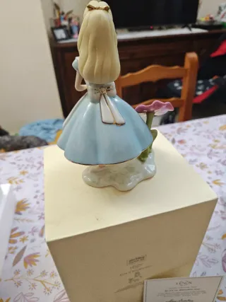 Figura de porcelana Alicia con Flor De lenox