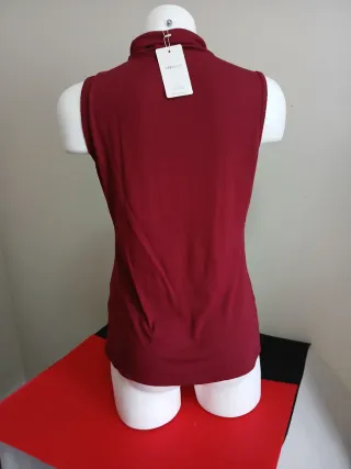 Camiseta sin mangas cuello alto roja oscuro