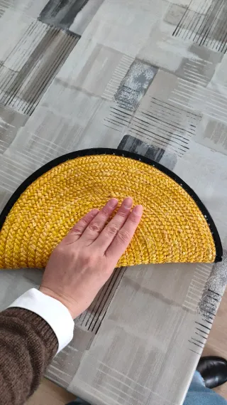 Bolso de rafia amarillo con ribete negro