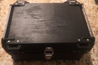 Baúl negro 65L nuevo (la foto es un ejemplo