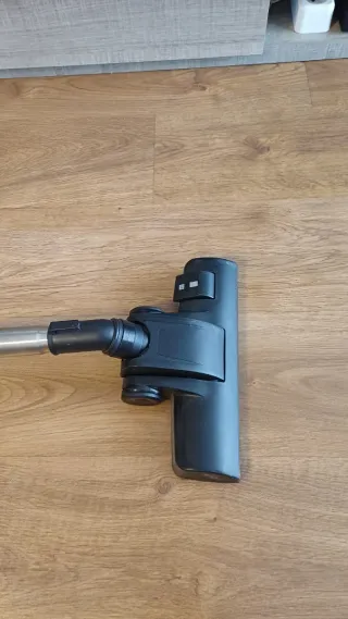 Aspirador Negro con Manguera y Cepillo