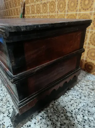 Baúl de madera antiguo con herrajes