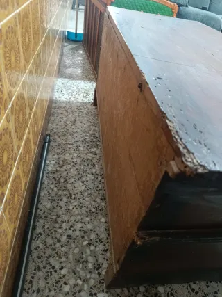 Baúl de madera antiguo con herrajes