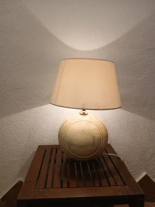 Mesita y lámpara de mesa