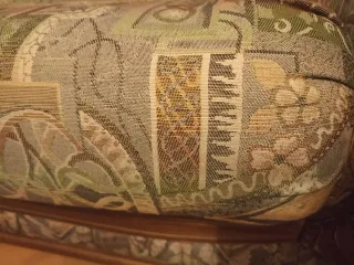 Sofá de tela beige y multicolor