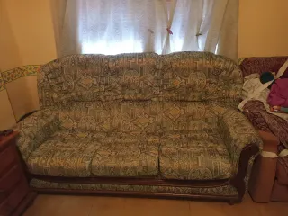 Sofá de tela beige y multicolor