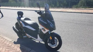 MITT 330 GTS Maxi Scooter Negra y Blanca
