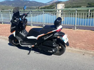 MITT 330 GTS Maxi Scooter Negra y Blanca