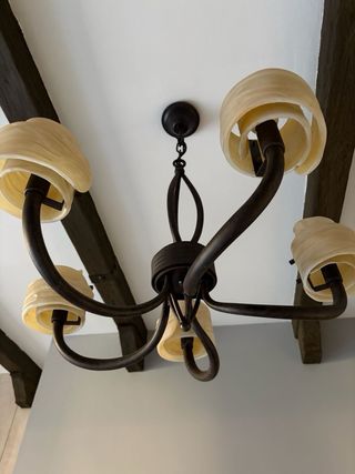 Lámpara de forja con tulipas de cristal rusticas.